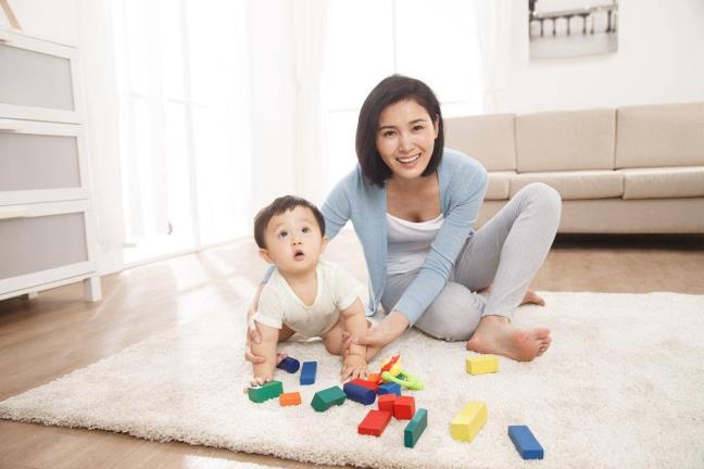 Áp dụng quy tắc 5 phút nhắc nhở khi dạy con dọn đồ chơi. (Ảnh: Sưu tầm internet)