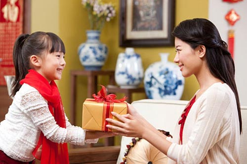 Hãy thường xuyên dành lời khen ngợi, phần thưởng dành cho trẻ khi con làm tốt. (Ảnh: Sưu tầm internet)