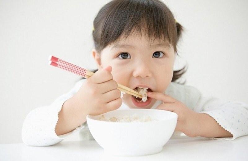Trẻ 3 tuổi có thể học cách dùng thìa, đũa để ăn cơm.  (Ảnh: Sưu tầm Internet)
