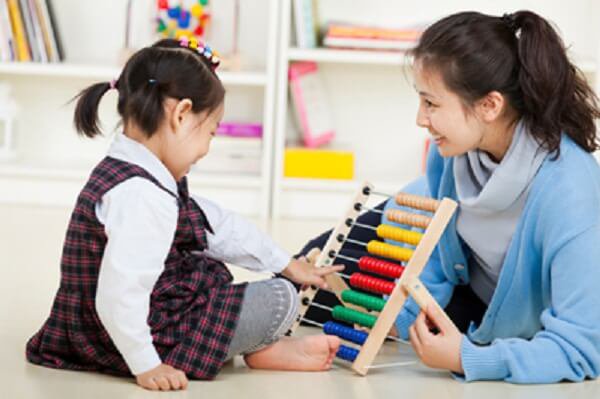 Luôn dùng lời nói, cử chỉ để tạo được sự thu hút với bé. (Ảnh: Sưu tầm internet)