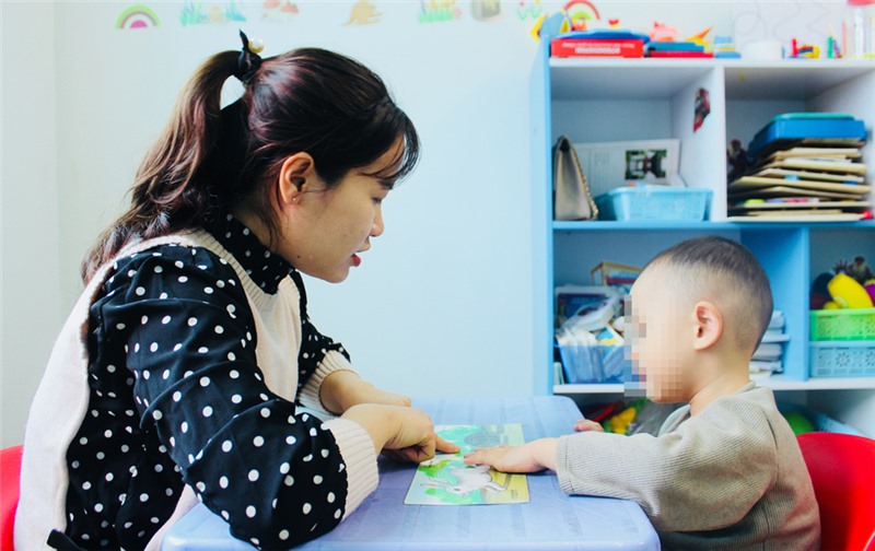 Cố gắng giúp bé hiểu ngôn ngữ ba mẹ muốn truyền tải. (Ảnh: Sưu tầm internet)