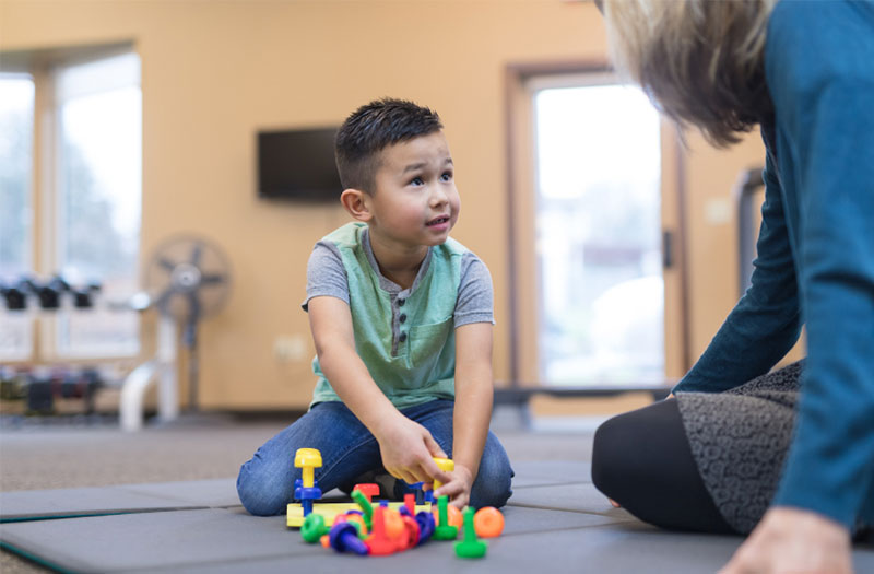 Rèn luyện cho trẻ tự kỷ ngồi yên tại một vị trí. (Ảnh: Sưu tầm internet)