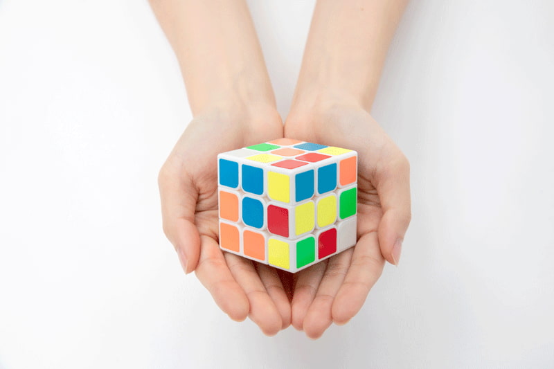 Khối Rubik luôn là một trò chơi thử thách đối với trẻ em.  (Ảnh: Lovepik.com)