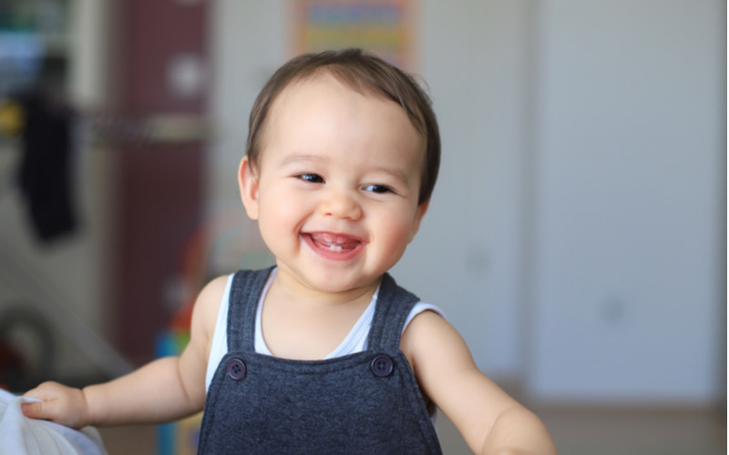 Bé 1 tuổi đã bắt đầu mọc răng. (Ảnh: Shutterstock.com)