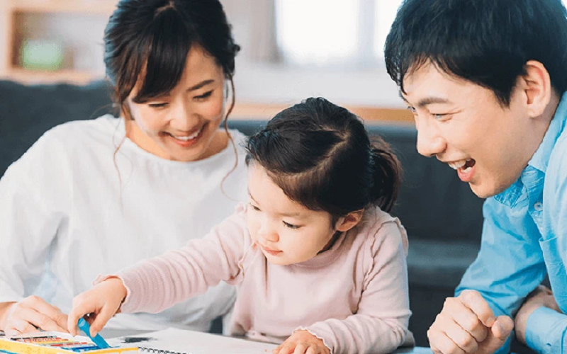 Cha mẹ là hình mẫu mà trẻ 5 tuổi sẽ noi theo.  (Ảnh: Internet sưu tầm)