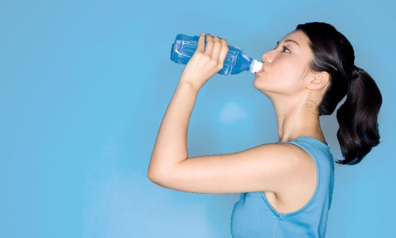 Các mẹ nên tích cực uống nước để tránh bị khát trước khi uống.  (Ảnh: Nguồn Internet)