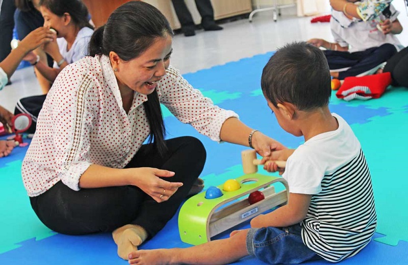 Giáo dục hòa nhập trẻ khuyết tật mầm non tạo điều kiện để trẻ học tập tốt hơn. (Ảnh: Longan.vn)