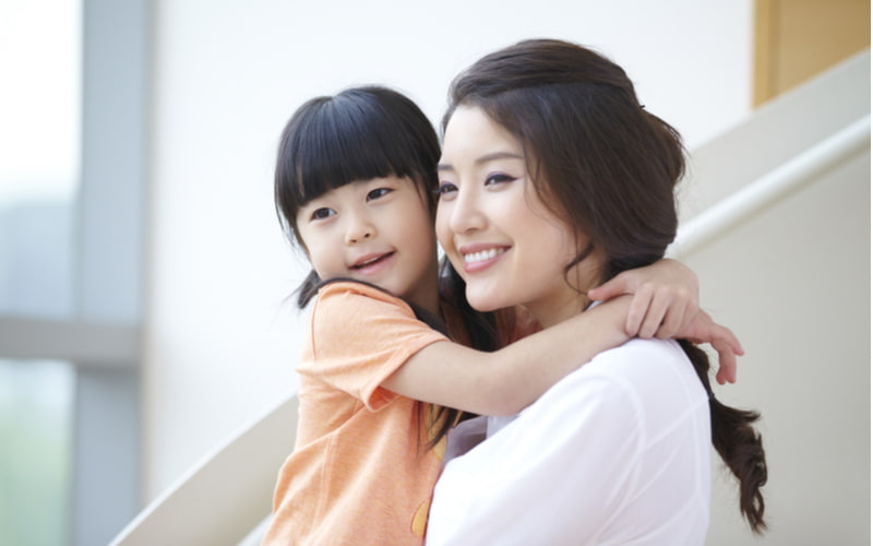 Cha mẹ nên là tấm gương tốt cho con cái.  (Ảnh: Shutterstock.com)
