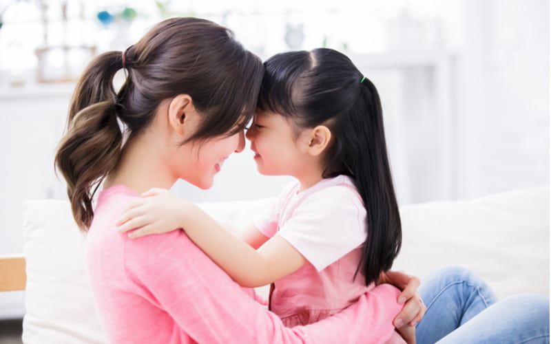 Cha mẹ nên dạy con về tình yêu thương.  (Ảnh: Shutterstock.com)
