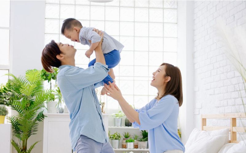 Ba mẹ nên giao tiếp với con nhiều hơn. (Ảnh: Shutterstock.com)
