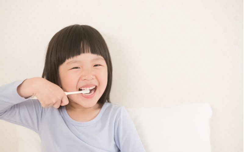 Dạy bé đánh răng để răng chắc khỏe, ngăn ngừa sâu răng. (Ảnh: Shutterstock.com)