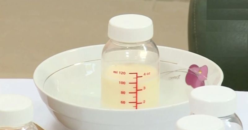 Cách hâm sữa mẹ bằng nước ấm 40 độ. (Ảnh: Sưu tầm Internet)