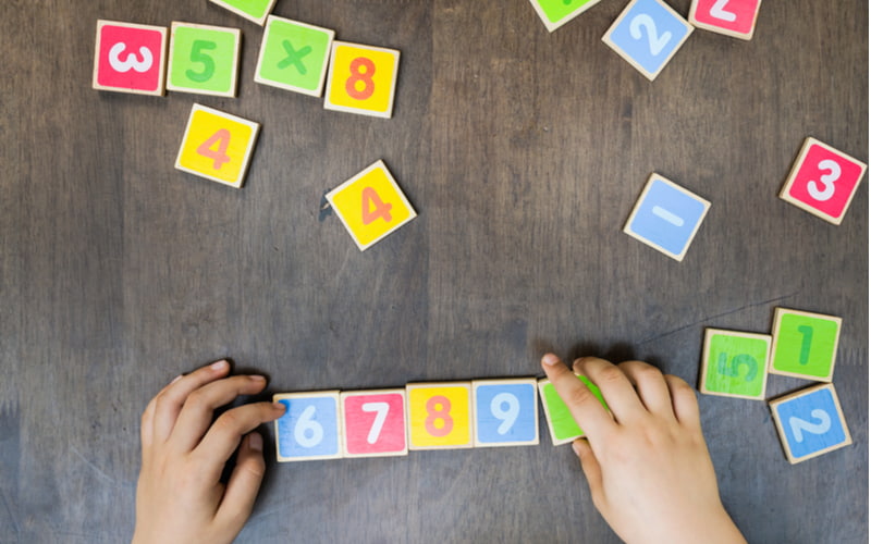 Trẻ 5 tuổi học toán giúp phát triển tư duy rất tốt. (Ảnh: Shutterstock.com)