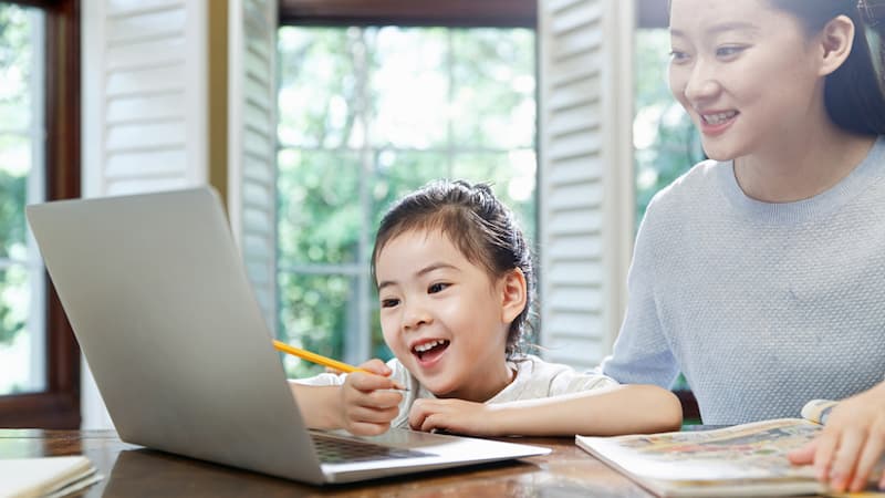 Trẻ có thể học Wikihoc Math trên nhiều thiết bị, trong đó có máy tính rất thuận tiện. (Ảnh: Sưu tầm Internet)