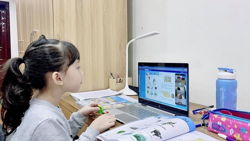 Khi bé học toán online nên có sự đồng hành của bố mẹ. (Ảnh: Sưu tầm internet)
