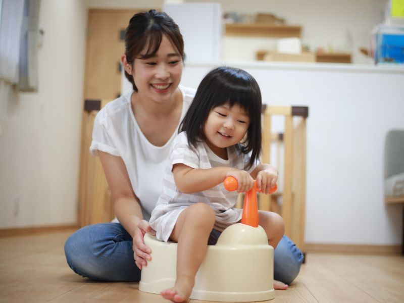 Các bước hướng dẫn con tự đi vệ sinh dễ dàng. (Ảnh: Internet)