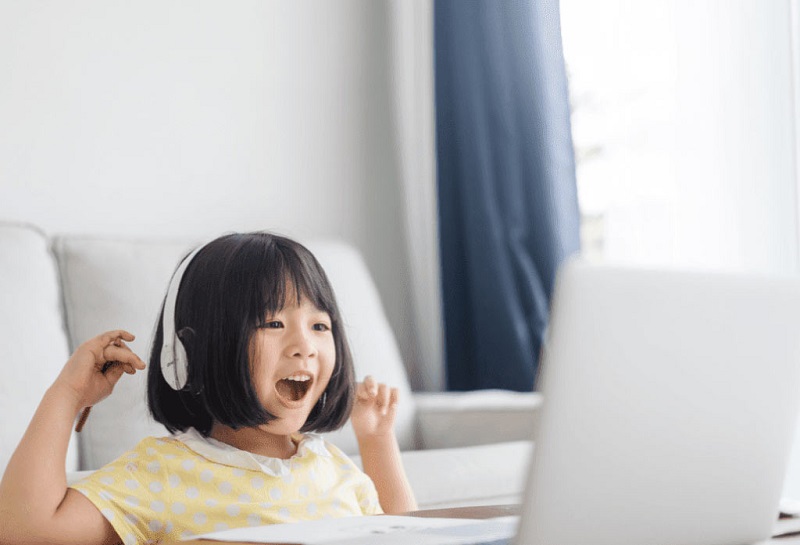 Khóa học tiếng Anh trực tuyến cũng là một kênh học tiếng Anh cho trẻ em mà cha mẹ nên cân nhắc.  (Ảnh: Sưu tầm Internet)
