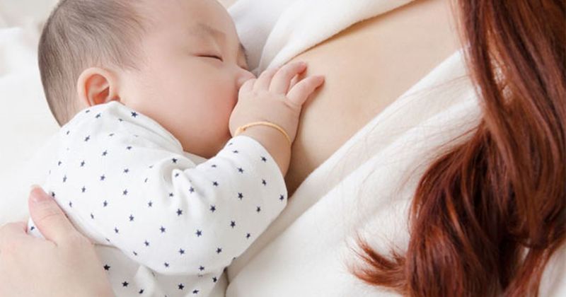 Nên cho trẻ bú sớm trong vòng 1 giờ trước khi sinh