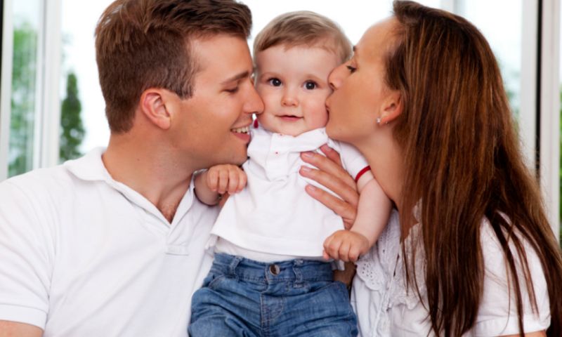 Trẻ học được rất sớm từ việc quan sát cha mẹ. (Ảnh: Nguồn Internet)