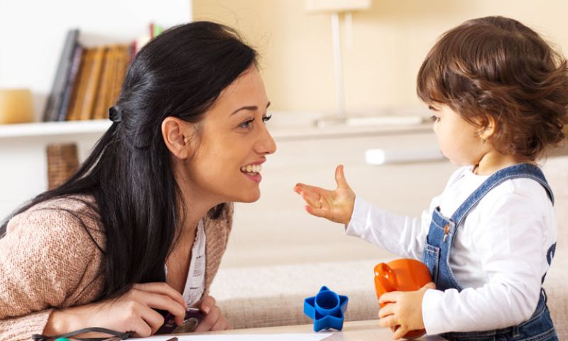 Trò chuyện cùng con giúp tăng kỹ năng giao tiếp cho trẻ. (Ảnh: Nguồn Internet)