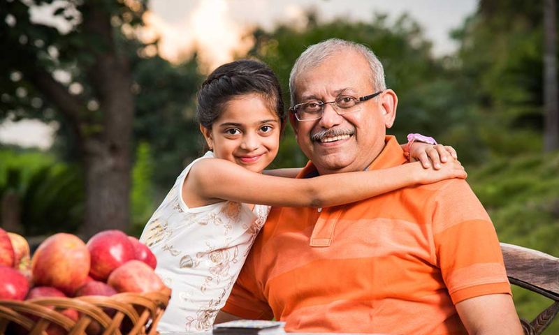 Trẻ cần được dạy tôn trọng người lớn tuổi. (Ảnh: Nguồn Internet)