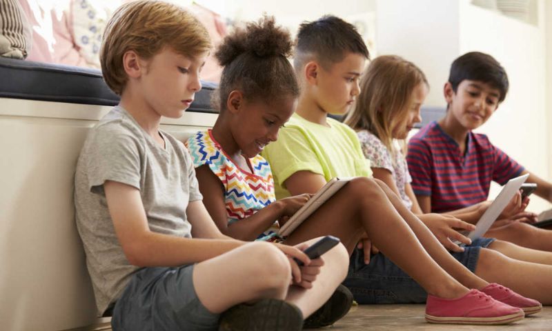 Trẻ cần học cách giữ trật tự nơi công cộng. (Ảnh: Nguồn Internet)