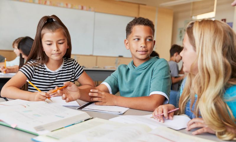 Trẻ giao tiếp tốt với bạn bè sẽ tạo dựng được mối quan hệ tốt. (Ảnh: Nguồn Internet)