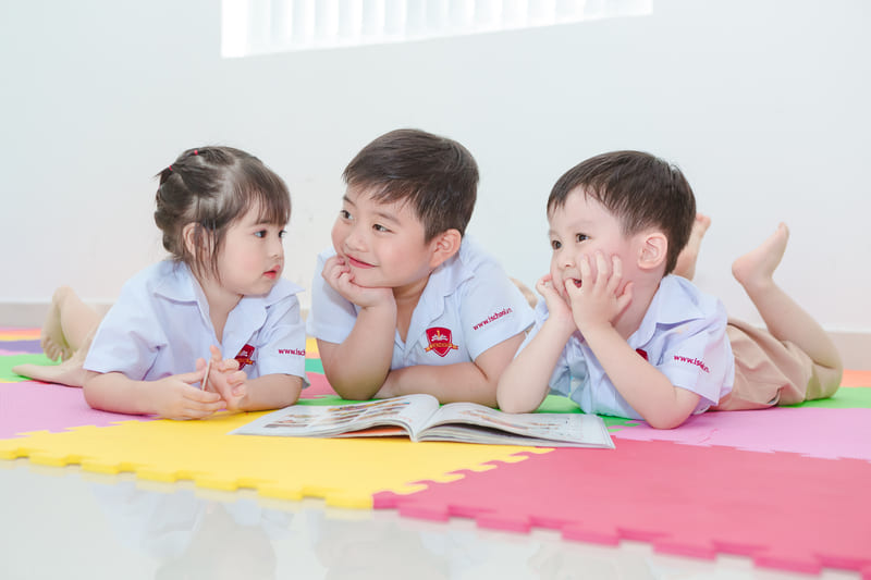 Hướng dẫn con biết cách lên thời gian sinh hoạt, học tập hợp lý. (Ảnh: Sưu tầm internet)