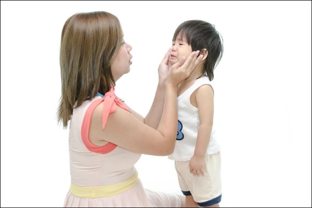 Dạy bé biết cách tự sơ cứu vết thương khi vấp ngã. (Ảnh: Sưu tầm internet)