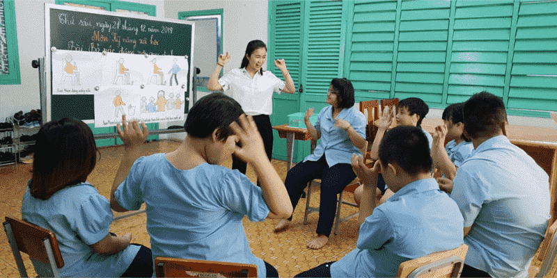 Thông qua các câu chuyện để hướng dẫn trẻ khuyết tật các kỹ năng sống phù hợp (Ảnh: Sưu tầm internet)