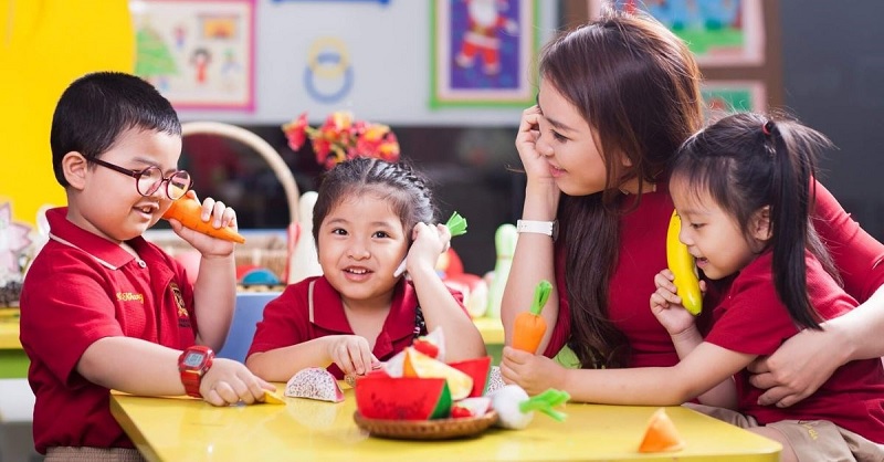 Dạy trẻ biết cách chia sẻ và đợi đến lượt mình khi hợp tác. (Ảnh: Sưu tầm internet)