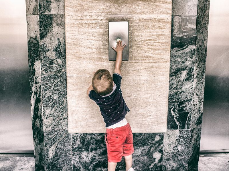 Không nên đi chung thang máy với người lạ nếu không có người thân đi cùng. (Ảnh: Sưu tầm internet)