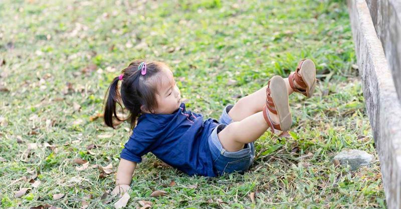 Chạy thoát khi bị xô đẩy ngã. (Ảnh: Internet)