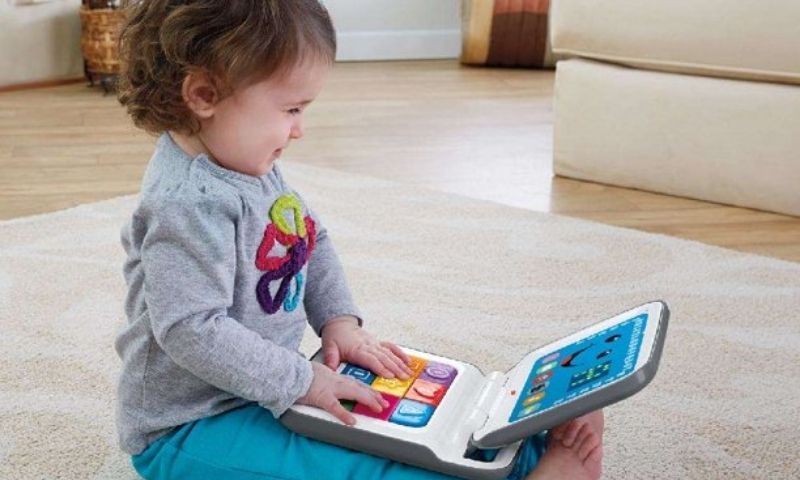 Trẻ em thích chơi với đồ chơi máy tính xách tay.  (Ảnh: Sưu tầm Internet)