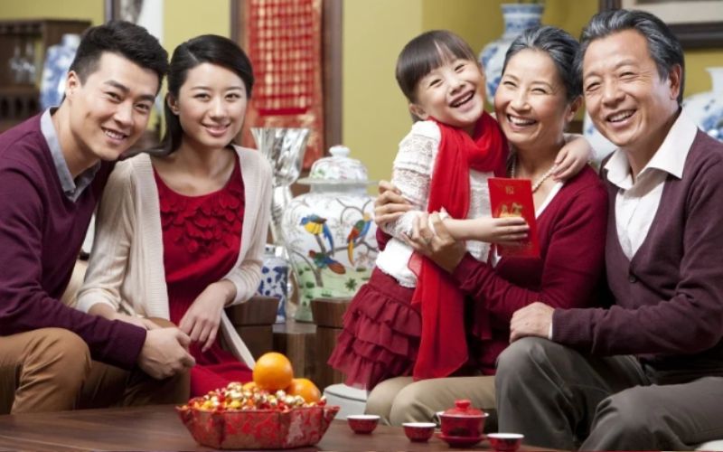 Nhấn vào ảnh để phóng to Những đứa trẻ chúc Tết ông bà, cha mẹ và nhận lại những phong bao lì xì
