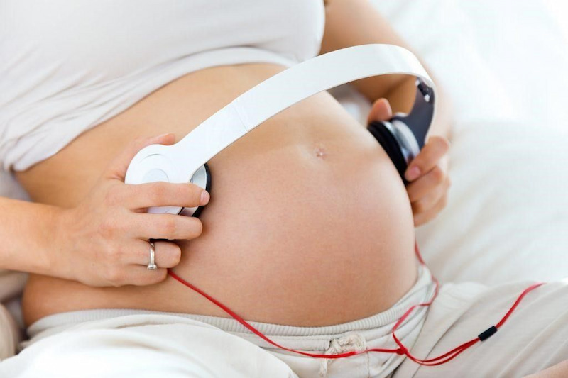 Lợi ích cho mẹ và bé khi nghe nhạc thai lan vui nhộn.  (Ảnh: Sưu tầm Internet)