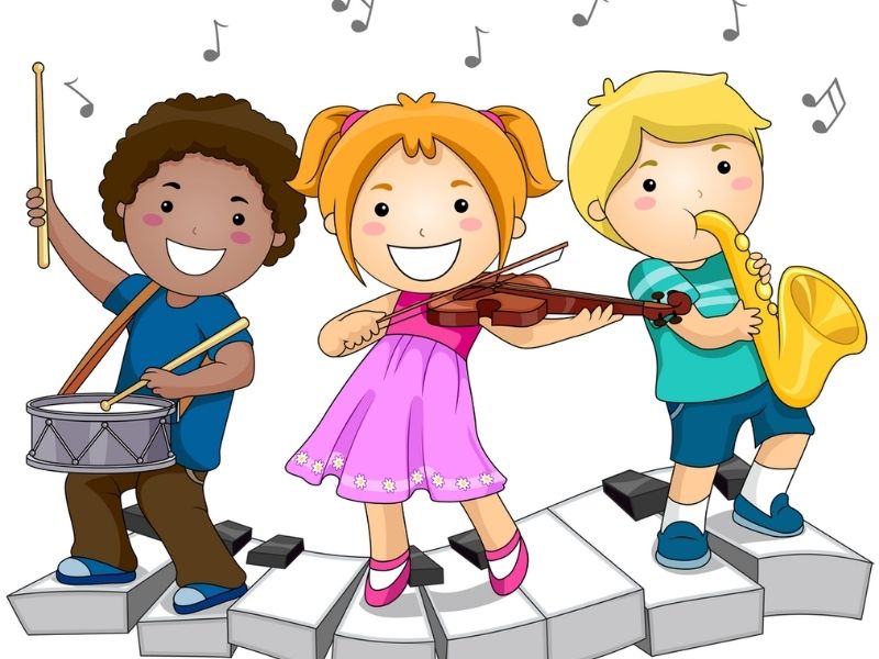Practicing listening to English through songs brings excitement to children.  (Photo: Internet Collection)