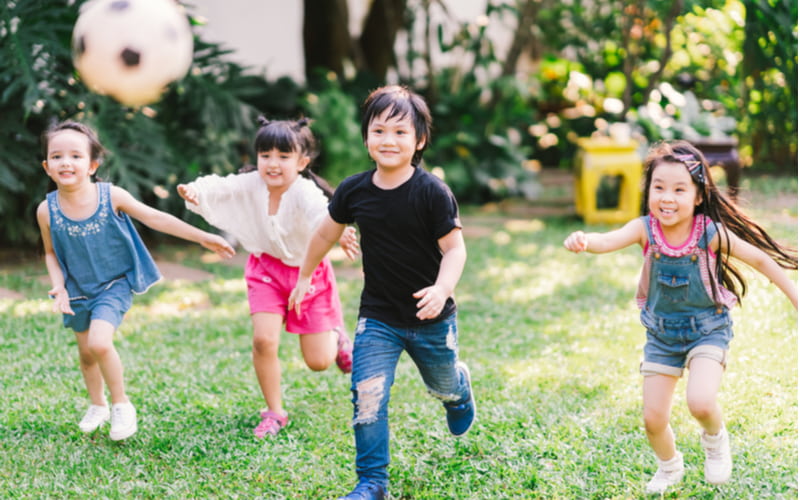 Hỏi đáp về các hoạt động của trẻ. (Ảnh: Shutterstock.com)