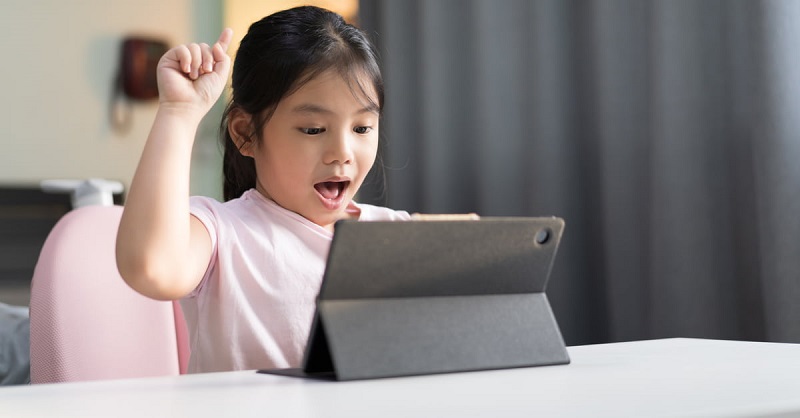 Phần mềm có nội dung học phù hợp giúp trẻ luôn hào hứng khi học. (Ảnh: Shutterstock.com)