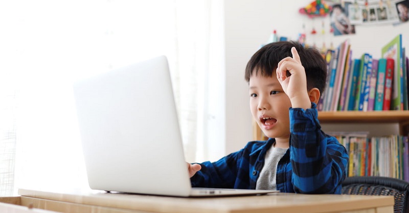 Phần mềm học tiếng Anh cho trẻ lớp 4 giúp bé vừa học vừa chơi. (Ảnh: Shutterstock.com)