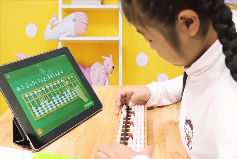 Trẻ học toán qua phần mềm mang lại nhiều lợi ích vượt trội.  (Ảnh: Japanese Parenting)