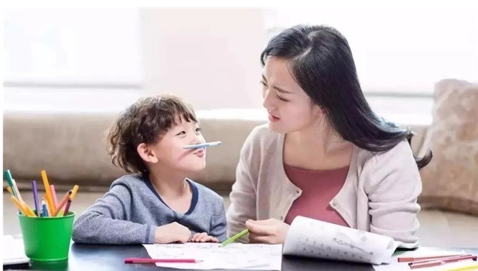 Khuyến khích con tổng hợp thông tin để giải quyết vấn đề. (Ảnh: Sưu tầm internet)