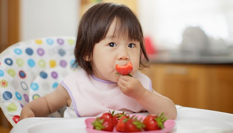 Dạy bé về các loại trái cây và rau củ để kích thích khứu giác của bé.  (Ảnh: Sưu tầm Internet)