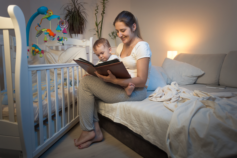 Đọc sách với con bạn giúp phát triển ngôn ngữ và từ vựng.  (Ảnh: Shutterstock.com)