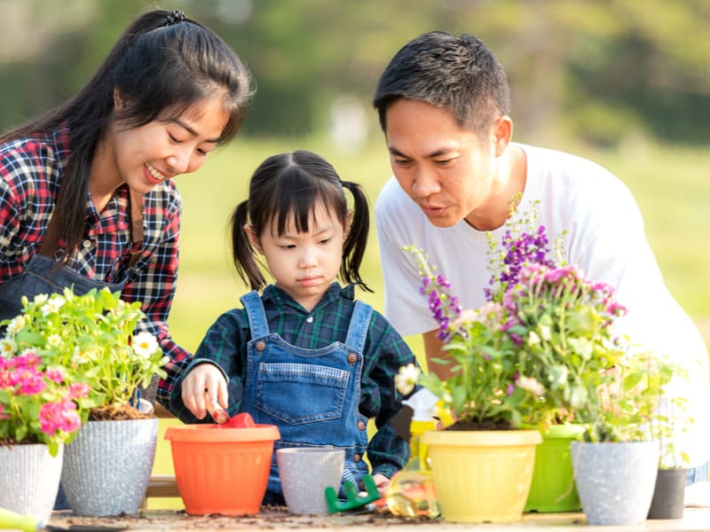 Trò chuyện các vấn đề về môi trường giúp kích thích sự phát triển tư duy ở trẻ. (Ảnh: Shutterstock.com)