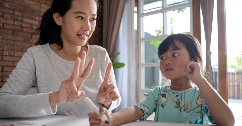 Các bước dạy học Toán Finger Math cho trẻ. (Ảnh: Shutterstock.com)