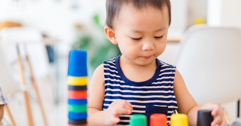 Montessori sẽ hướng dẫn trẻ học bài với nhiều giáo cụ sinh động, hấp dẫn. (Ảnh: Sưu tầm Internet)