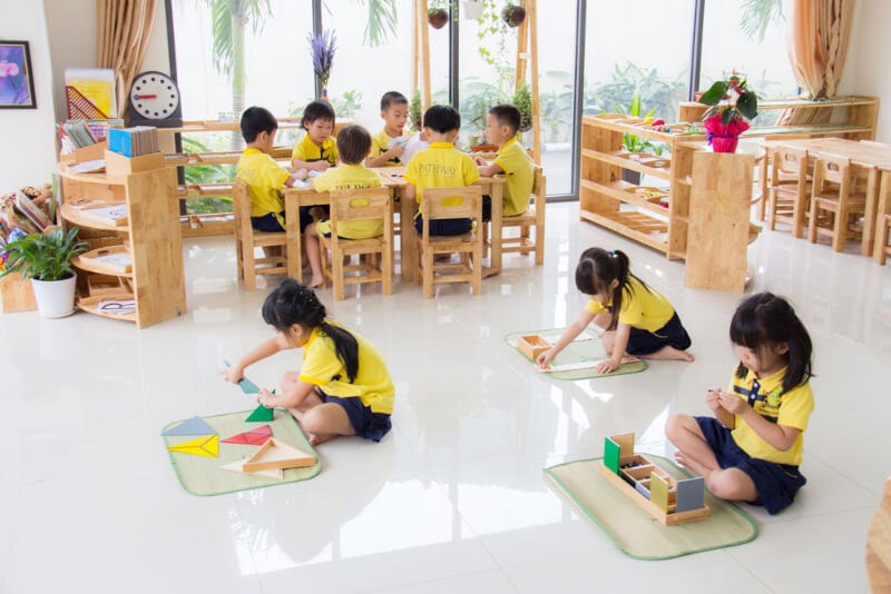 Montessori giúp bé làm quen, học nhanh với các giáo cụ trực quan. (Ảnh: Sưu tầm Internet)