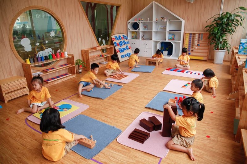 Montessori giúp bé rèn luyện cho trẻ thói quen gọn gàng, ngăn nắp. (Ảnh: Sưu tầm Internet)