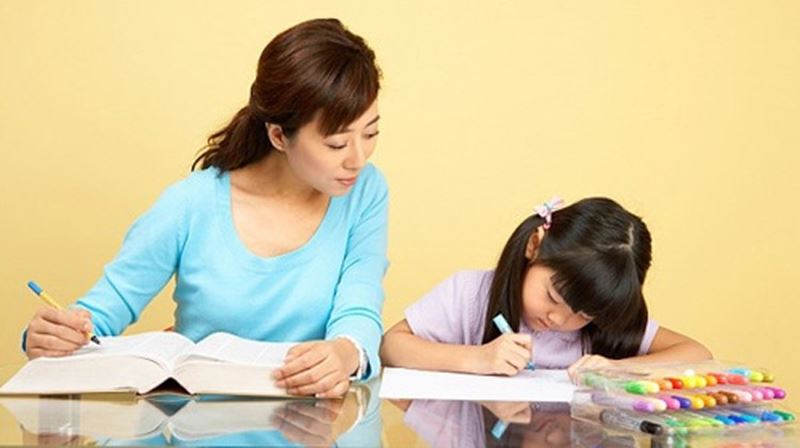 Mẹ học con cũng học là cách làm gương để trẻ tự giác. (Ảnh: Internet)